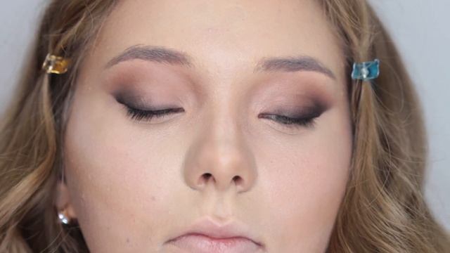 Идеальная кожа. Как нанести плотную тональную основу. смотреть онлайн