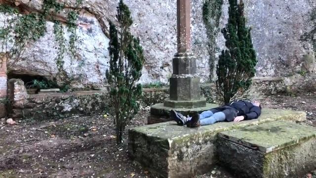 Мертвец на кладбище Монтсеррата, Барселона (впечатлительным и беременным не смотреть!!!) смотреть онлайн