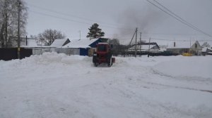 Трактор Т-25. Чистим снег. Отец рулит?