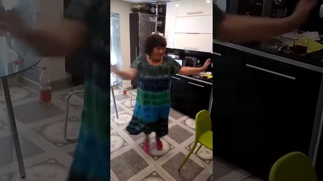 Бабушка танцует с внучкой. Юбилейный танец 60 лет! смотреть онлайн