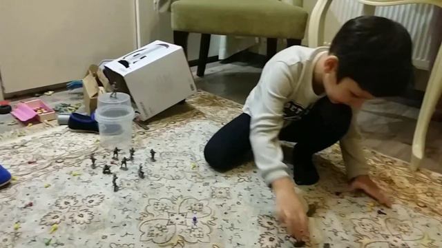 Глеб играет в солдатиков смотреть онлайн