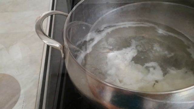 Как сварить яйца для салата без скорлупы. Лайфхак смотреть онлайн