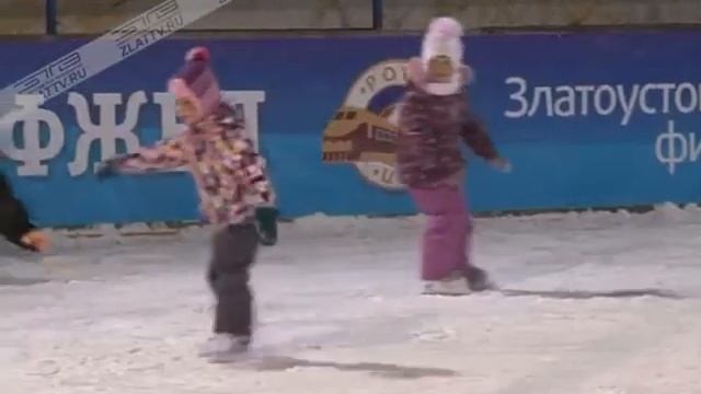 Каток, он же – хоккейная площадка – место притяжения всего района вокзала