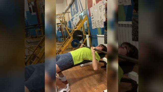 жим лёжа , 30 кг , на 20 повторений , строго не судите . смотреть онлайн