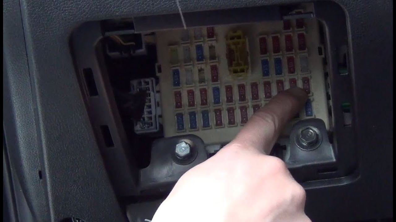 Замена предохранителя №22 дневных ходовых огней в Hyundai Solaris. смотреть онлайн