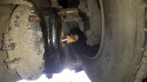 Как снять закисший энергоаккомулятор. мерседес атего.