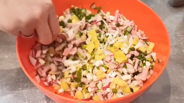 Вкуснейшая окрошка на кефире и квасе. А что выбираете вы? смотреть онлайн