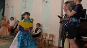 Танец на выпускном с портфелями  муз.рук.Парахневич И.П.