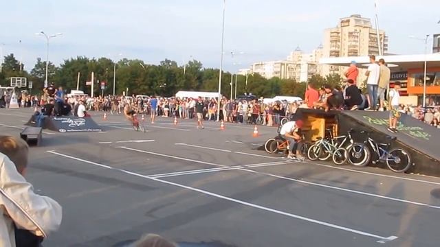 Соревнование велосипедистов fixed gear 'фиксы' на Sumy Extreme Style 3 09 17 смотреть онлайн