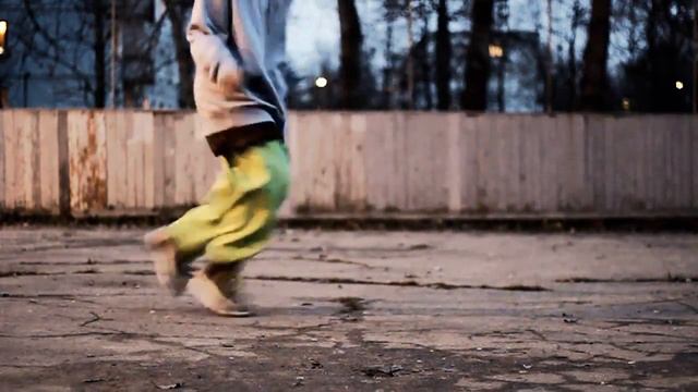 Парень танцует C Walk Очень круто смотреть онлайн