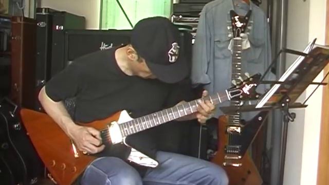 Masayuki plays blues guitar with Gibson FUTURA '99 смотреть онлайн