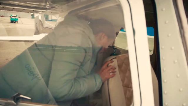 подарок на др полет на самолете смотреть онлайн