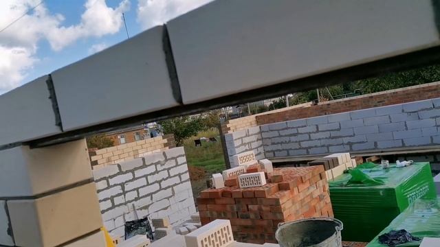 Запиливание облицовочного кирпича на перемычке и фронтоне. смотреть онлайн