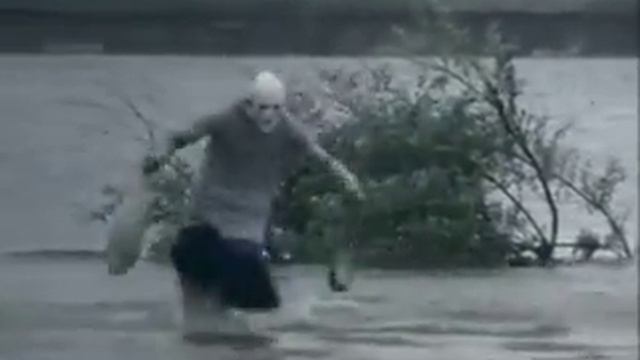 Бабка бежит по воде