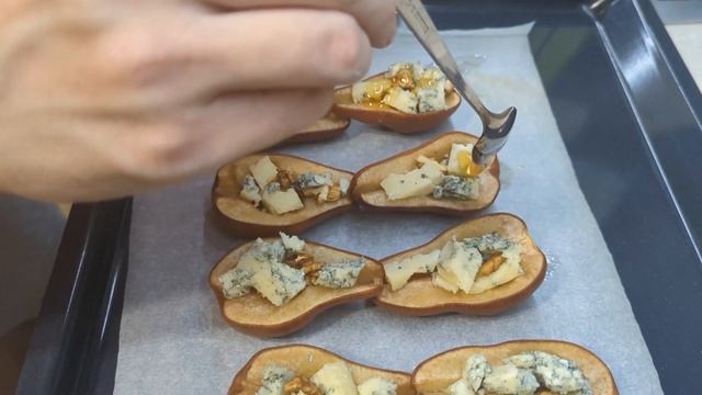 ? Запеченные Груши с грецким орехом, сыром Le Blue и мёдом | Вскусный рецепт ? смотреть онлайн