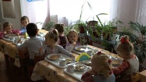 Обед в детском саду, средняя группа