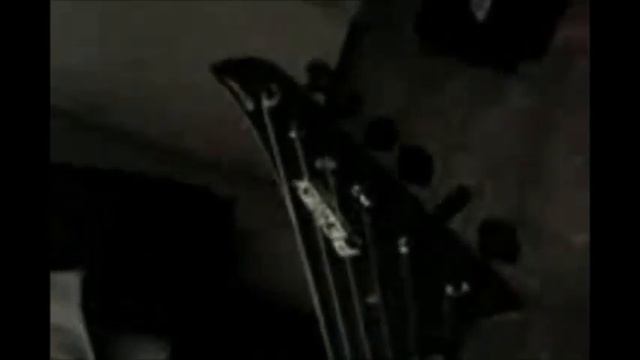 Ezen a gitáron megy ez erősítő nélkül is! Bónuszként:pizsamában gyakorolgatás!! :) смотреть онлайн