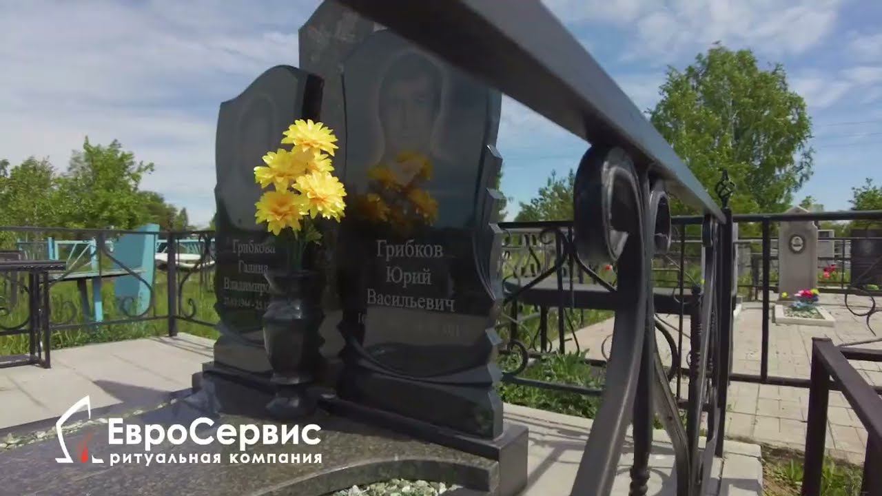 Семейный гранитный памятник из двух цветов гранита, гравировка портрета, укладка плитки, лавочка смотреть онлайн