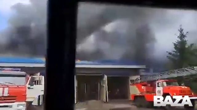 В Богородицке Тульской области сгорела пожарная часть. Её просто не успели потушить. #рф #россия #р смотреть онлайн