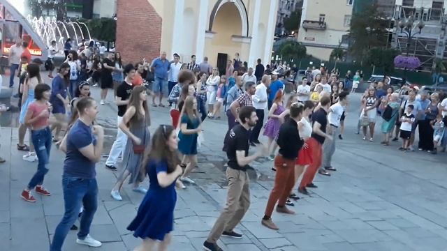 Флешмоб от танцевальной школы "Элвис" на Майдане Независимости смотреть онлайн