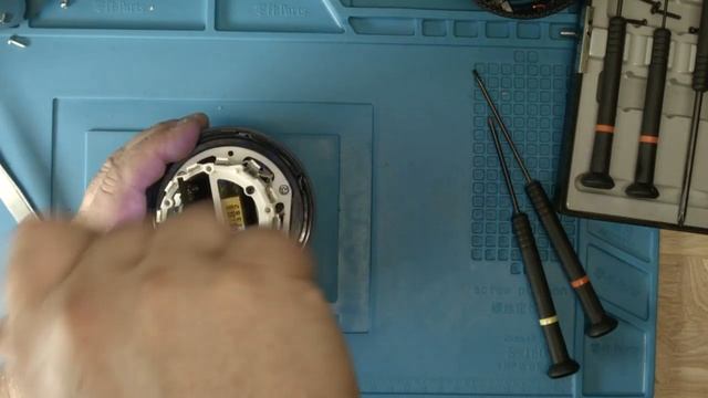 Howto Replace the Battery in a JBL Pulse 3 смотреть онлайн