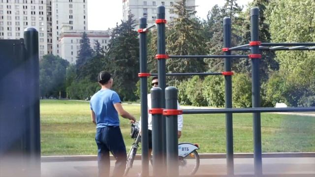 Мастер спорта ПРОСИТ ПОДСТРАХОВАТЬ на СТРАННЫХ ЭЛЕМЕНТАХ #1| ПРАНК на СПОРТИВНОЙ площадке смотреть онлайн