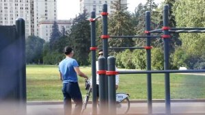 Мастер спорта ПРОСИТ ПОДСТРАХОВАТЬ на СТРАННЫХ ЭЛЕМЕНТАХ #1| ПРАНК на СПОРТИВНОЙ площадке