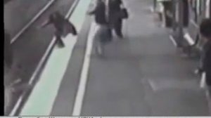 Видео взорвавшее инет!!! Коляска с ребенком упала под поезд