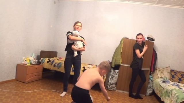 НУЖЕН ТАЗИК КУПАТЬ РЕБЕНКА,СТИРАТЬ ВЕЩИ смотреть онлайн