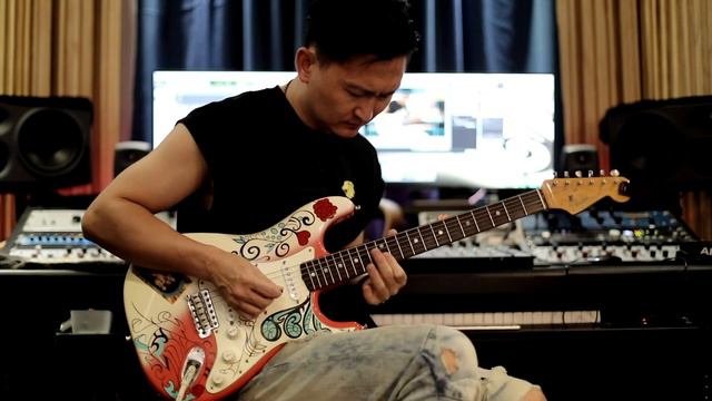 Scuttle Buttin' Stevie Ray Vaughan Spring Wang Fender Custom Shop Jimi Hendrix Monterey Stratocaste смотреть онлайн