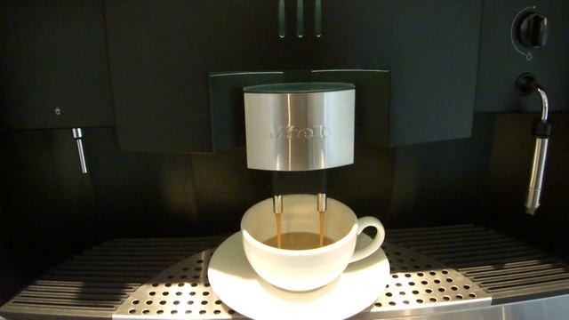 Miele CVA 620-1 making coffee смотреть онлайн