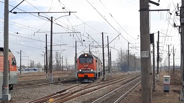 Тепловоз 2ТЭ25Км-0526 следует резервом, ст. Шушары смотреть онлайн