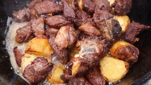 Мы с друзьями приготовил Казан кебаб из говядины с картошкой в казане рецепт от Yashar Bek смотреть онлайн