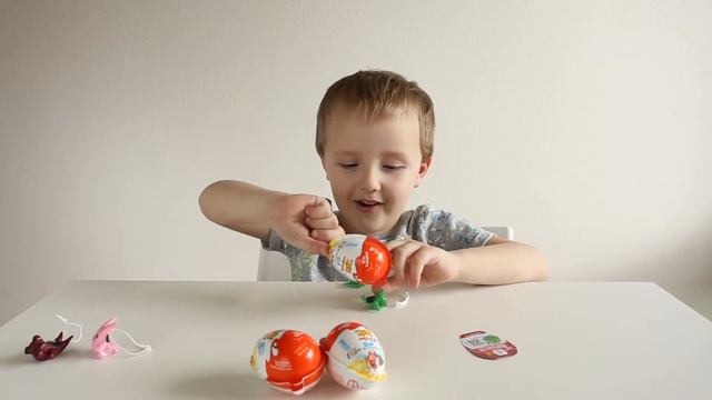 Киндер джой. Ваня распаковывает 5 сюрпризов киндер джой с Энгри бёрдс. смотреть онлайн