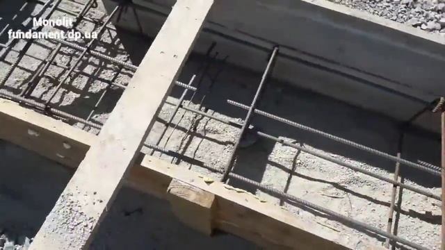 Опалубка и армокаркасы под фундаментную ленту. Залить фундамент. смотреть онлайн