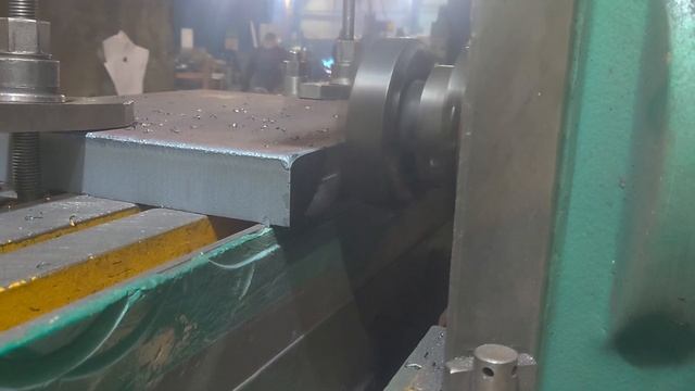 Фрезеровка торца плиты на станке ИМ127 М5 / Milling of the plate butt on the IM127 M5 machine смотреть онлайн