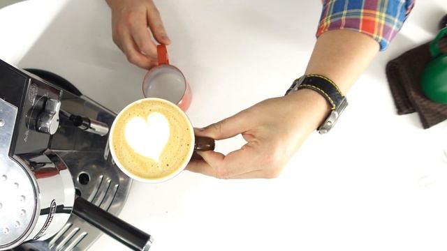 Как приготовить капучино и латте макиато в рожковой кофеварке Delonghi EC 820 B смотреть онлайн