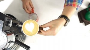 Как приготовить капучино и латте макиато в рожковой кофеварке Delonghi EC 820 B