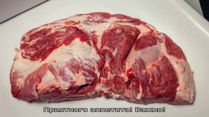 Свинина с луком и морковью на сковороде