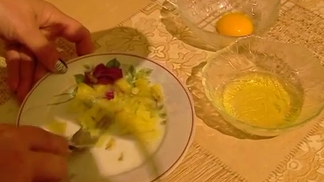 Замечательная подтягивающая маска для лица из яйца, молока смотреть онлайн