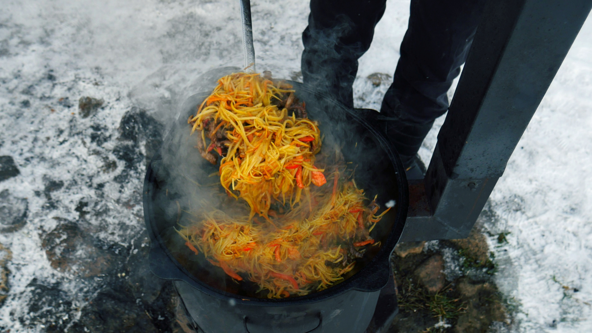 Картофель с мясом по-китайски в казане на костре. смотреть онлайн