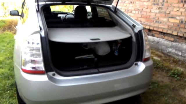 Toyota Prius. Открытие двеори багажника ногой3 смотреть онлайн