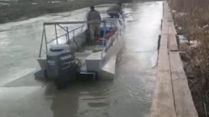 Катер Амур ломает толстый лёд.