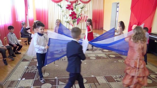 Танец с полотнами на 8 марта смотреть онлайн