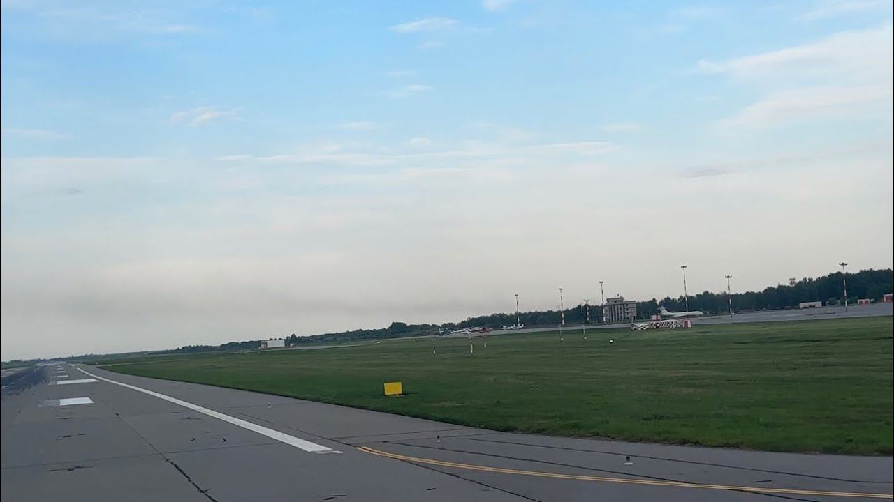 Самолет разгонялся около минуты до отрыва. Взлёт из Храброво. Вертикальное видео. Май, 2023 смотреть онлайн