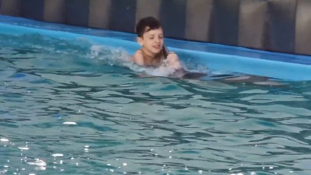 Плавание, купание с дельфинами в дельфинарии Немо Одесса, children swim with dolphins. смотреть онлайн