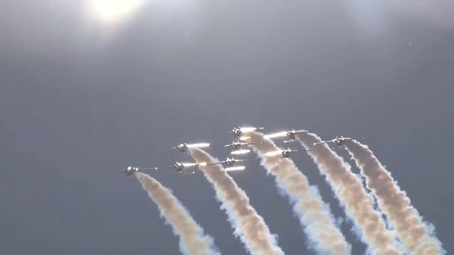 Что он вытворяет? Самые опасные маневры летательных аппаратов смотреть онлайн