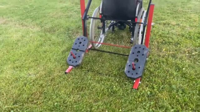 Колясочник выполняет упражнение на трицепс .