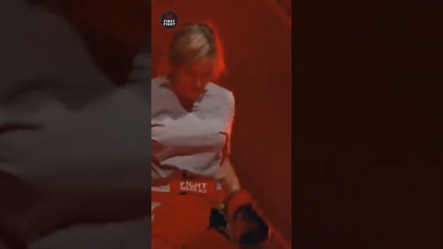 45-летняя Дана Борисова вышла в клетку против молодой Блогерки смотреть онлайн