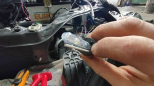 Что делать если не светит ксенон. Лампа прошивает между контактами